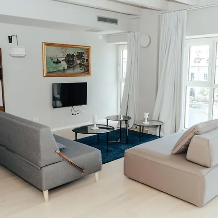 לינה וארוחת בוקר C House