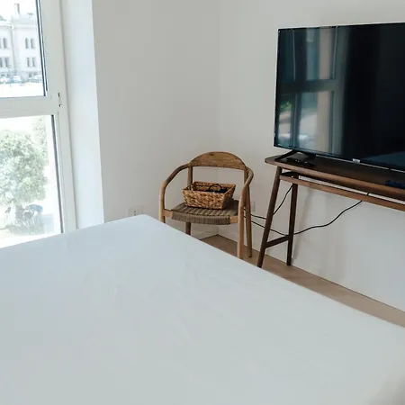 C House לינה וארוחת בוקר *